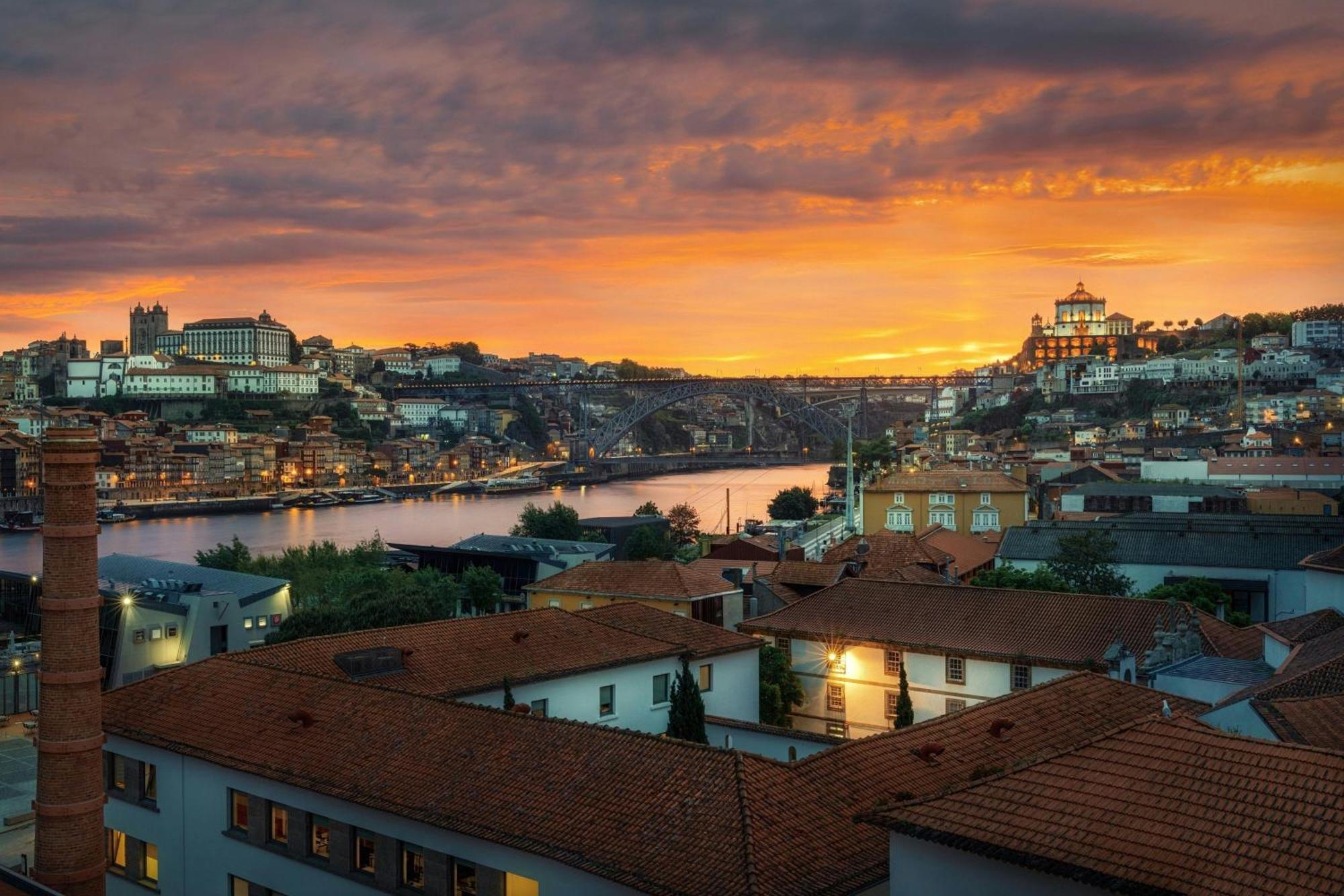 Forte De Gaia, Autograph Collection Vila Nova de Gaia Ngoại thất bức ảnh Sunset over the Tejo River